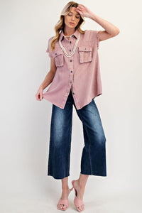 -Oversized may order down one size
-Mineral washed
-Chest pockets and collar with frayed short sleeves
-Button up
-100% cotton