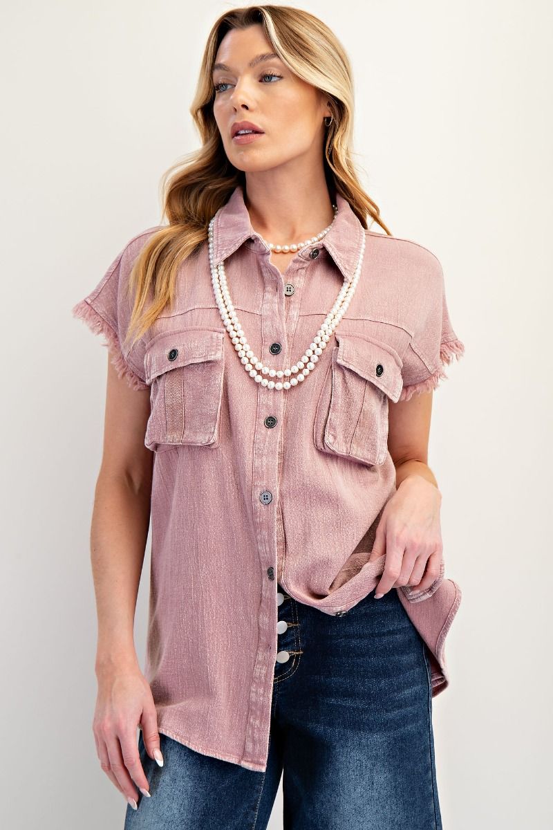 -Oversized may order down one size
-Mineral washed
-Chest pockets and collar with frayed short sleeves
-Button up
-100% cotton
